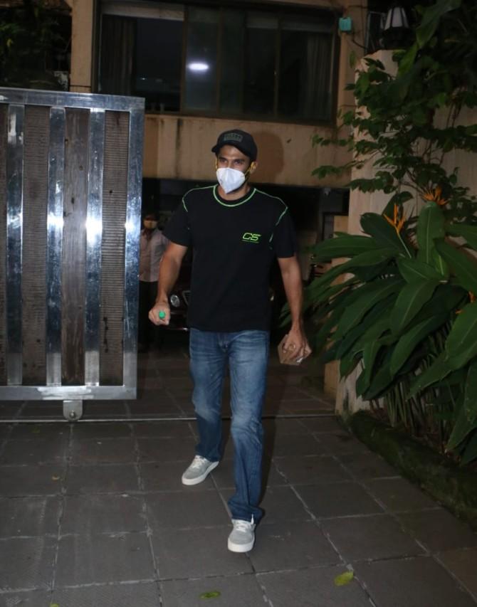 Aditya Roy Kapur was also clicked in the same suburb. The actor looked cool in his black t-shirt, denims and white sports shoes. Aditya wore a white mask to prevent the spread of coronavirus.
