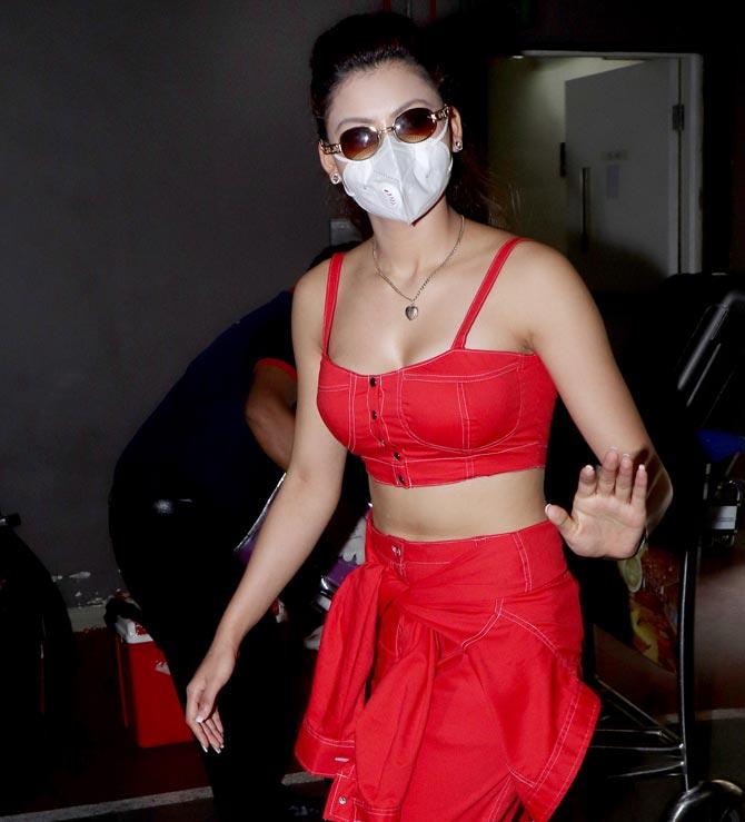 Urvashi Rautela has recently completed her shoot in Hyderabad for Black Rose which will be directed by Sampath Nandi. The actor has earlier also worked in the Kannada movie titled Mr. Airvata. She was last seen in a comedy-drama film titled Virgin Bhanupriya. It also featured Gautam Gulati and Archana Puran Singh in pivotal roles.
In picture: Urvashi Rautela poses for the photographers at Mumbai airport.
