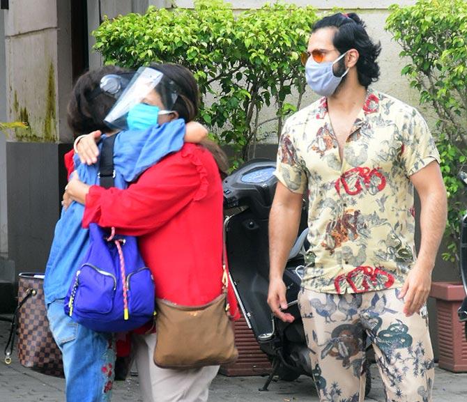Varun Dhawan along with mother Karuna aka Lali Dhawan was spotted at the Kalina terminal of Mumbai airport. By the looks of it, the actor had returned back from a quick gateway with family.