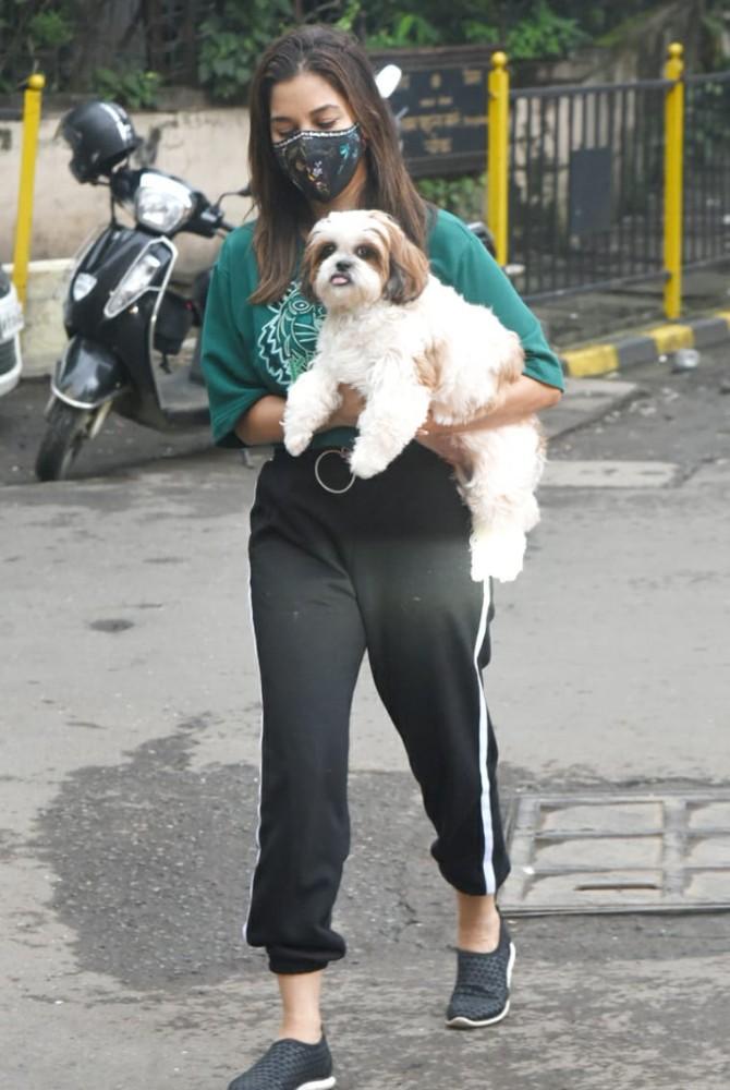 With the lockdown restrictions easing in Mumbai, B-Town folks can be seen shopping, working out, or strolling the streets. Actress Sophie Choudry gave the photographers her trademark cute smile as she was clicked walking with her pet dog on the streets of Bandra, Mumbai. (All pictures: Yogen Shah).