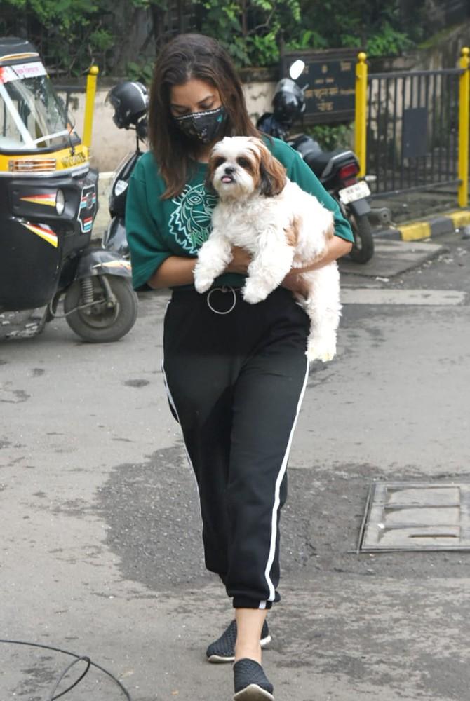 Last month, Singer, actress, former VJ Sophie Choudry took up the 100 squat challenge initiated by fitness trainer Yasmin Karachiwala. Being a fitness enthusiast and a Pilates Girl, Sophie gave the challenge her little twist by doing the challenge 200 times instead of 100.