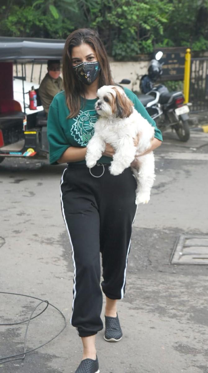 In a video posted on her social media, Sophie can be seen doing 10 squat variations in her bedroom on a yoga mat, wearing activewear. 