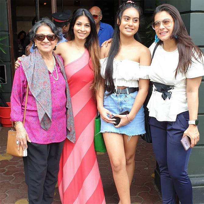 Tanuja shares a warm and friendly relation with her daughters Kajol and Tanishaa. 