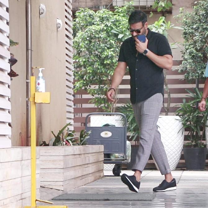 Ajay Devgn was also snapped by the paparazzi. Seems the actor has been pre-occupied with several projects not paying attention to the photographers. What's keeping you busy, Ajay?
