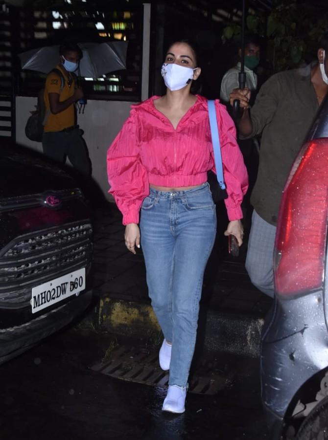 Television star Shraddha Arya was also clicked in the suburbs. The actress looked chic in her pink crop top, denim, and a pair of white sports shoes. To prevent the spread of COVID-19, Arya wore a white mask.