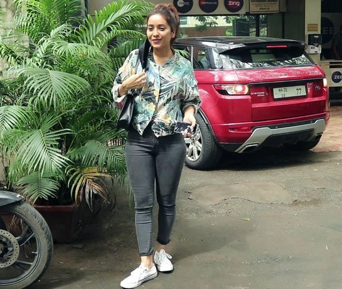 Asha Negi was spotted strolling the streets in Andheri, Mumbai. The actress opted for a tropical jacket, paired with basic black denim. All pictures/Yogen Shah