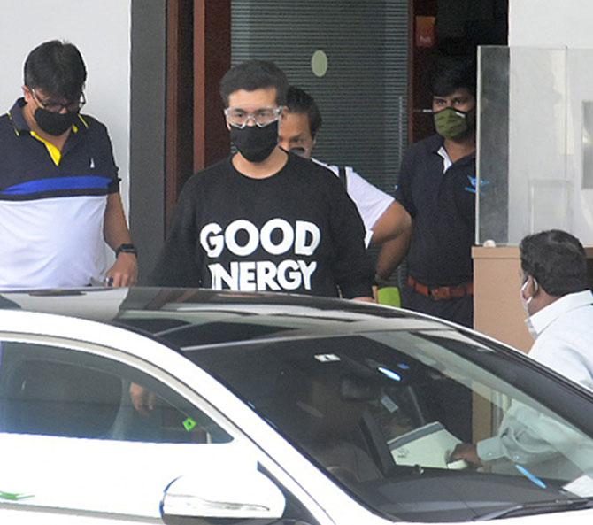 Karan Johar along with twins Yash and Roohi and mother Hiroo Johar returned from Goa on Sunday. The filmmaker was spotted at the Kalina terminal of Mumbai airport. The filmmaker was spotted at Kalina airport wearing a T-shirt, which had 'good energy' written on it. He's not one to forget his style quotient and make a statement about the prevailing situation. All pictures/Yogen Shah