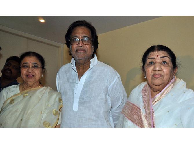 Not only with Asha, Lata Mangeshkar has also collaborated a lot of times with her younger brother Hridaynath, fondly known as Balasaheb in the music and film industry. Hridaynath made his debut as a music director in 1955 with the Marathi film 