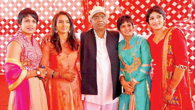 India wrestler Geeta Phogat shared a photo with her father Mahavir Phogat and her sisters and wrote: 
