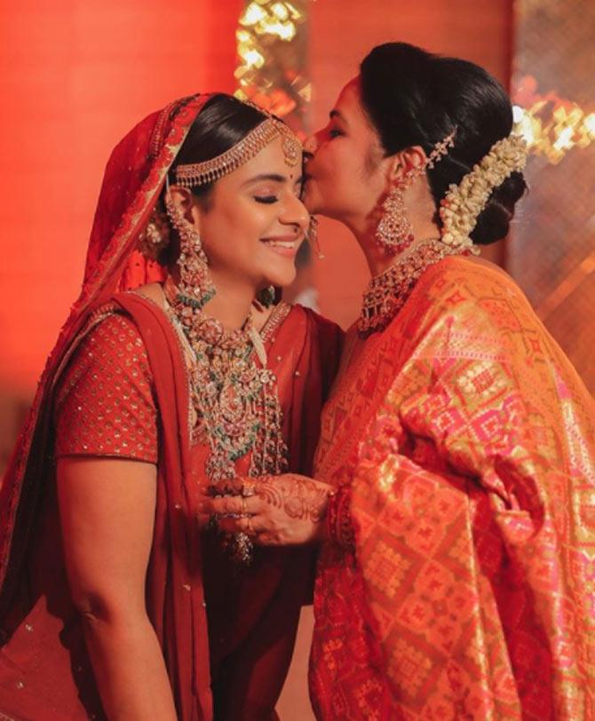 Sharing a candid photo with her mother on her wedding day, Prachi Tehlan wrote, 
