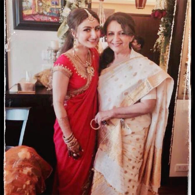 Well, even though Soha Ali Khan was drawn to the acting world, there was always an emphasis on education in her family. Sharmila Tagore's mother had a masters degree, which was very rare at that time for a woman. Soha's mother Sharmila is related by birth to the renowned poet and scholar Rabindranath Tagore.
In picture: Soha with her mother Sharmila Tagore.