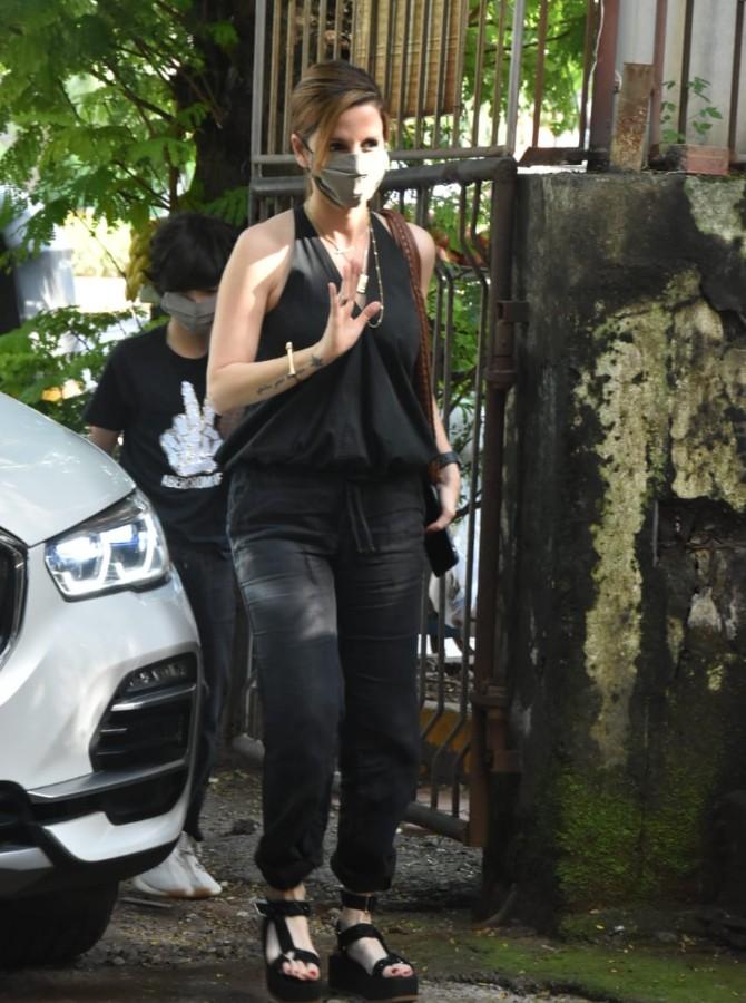 Sussanne looked gorgeous in her black crop top and trousers. To complete her look, she opted for black heels and a brown handbag. On the other hand, the 12-year-old boy looked handsome in his black t-shirt and jeans. The mother-son duo took great care of their health wearing blue masks to prevent the spread of coronavirus.