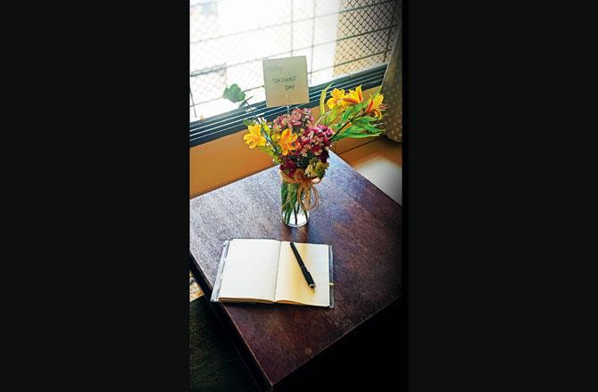 The box includes the vase, flowers and materials for the final product