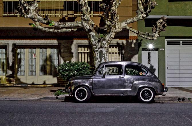 The little Fiat 600, affectionately called "bolita", which means small sphere, stands in front of a strangely pruned tree. It produced an image with a kitsch aesthetic that caught Korn