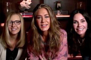 Jennifer Aniston, Courtney Cox, Lisa Kudrow hold mini FRIENDS reunion
