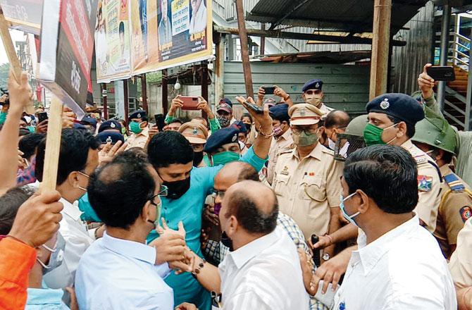 MNS members protest at Dombivli station