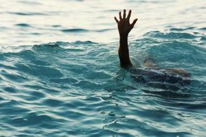 Police constable jumps into Thane lake to save woman from drowning