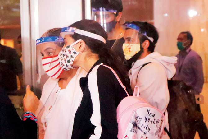 Sara Ali Khan at Mumbai airport on Thursday. PIC/ANURAG AHIRE