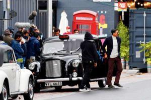 Akshay Kumar's retro look from Glasgow set of Bell Bottom goes viral