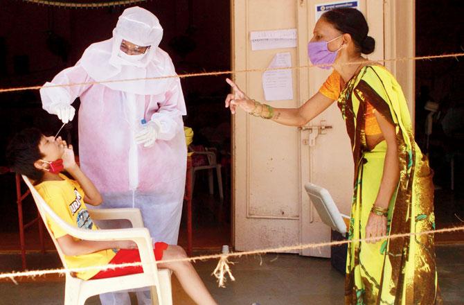 Civic medical staff collect samples for COVID-19 test, at Vanita Samaj, Shivaji Park, on Monday. Pic/Ashish Raje 