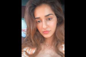 Disha Patani stuns in a dewy make-up look, shares a selfie with fans