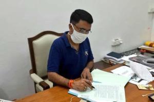 COVID-19 positive Goa CM clears files; why no gloves, asks Congress