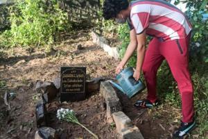 Irrfan Khan's son Babil shares pictures of late actor's grave