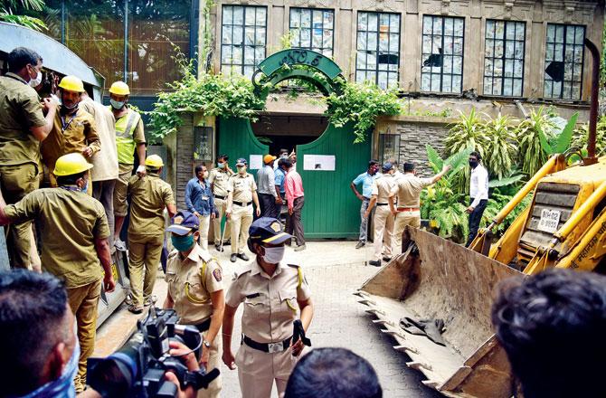 The demolition team and police seen outside Kangana Ranaut