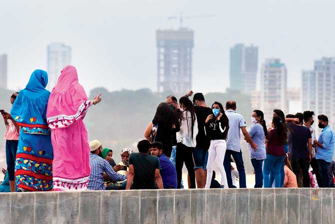 A group of people at Marine Drive last month. PIC/BIPIN KOKATE