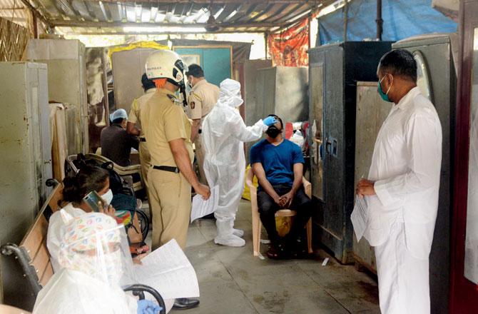 A Mumbai police officer gets tested for COVID-19 in Borivli. Pic/Satej Shinde