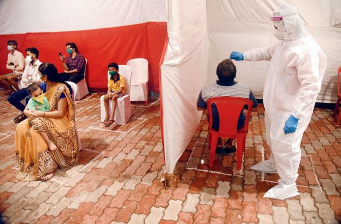 Thane residents get tested for COVID-19. Pic/Sameer Markande