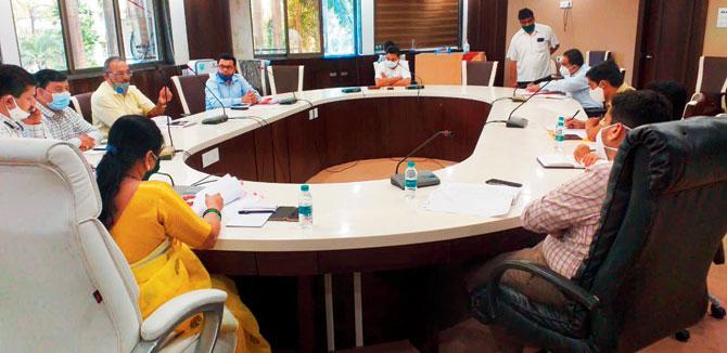 A meeting of civic officials was held to discuss the handing over of the building to the govt