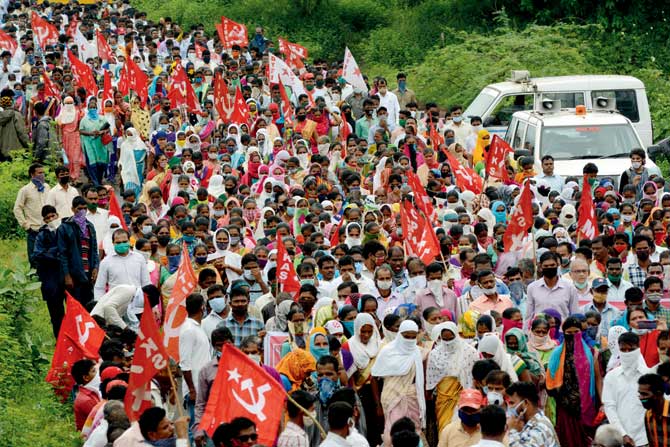 Farmers shout slogans and block the Mumbai-Ahmedabad highway during a protest against the farm bills on Friday. PICS/SATEJ SHINDE