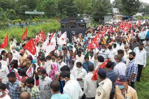 Farm bills: Thousands of farmers stage protest in Maharashtra