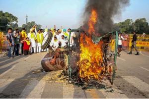Farm bills: Youth Congress workers set tractor ablaze near India Gate