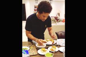Sachin Tendulkar feasts on his favourite fast food - vada pav
