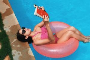 Sara Ali Khan sizzles in her pink bikini on poolside