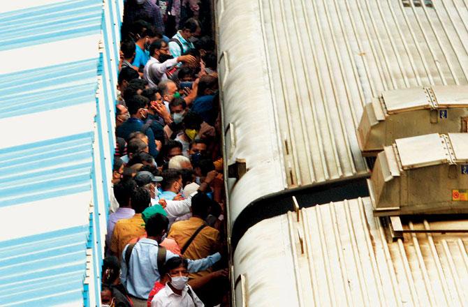 Stranded commuters desperately try to get into a train that arrives after a long time at Borivli railway station. Pic/Satej Shinde