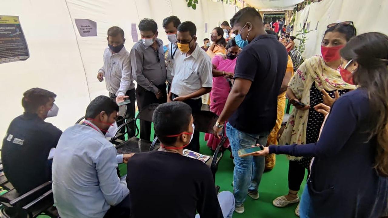On Thursday, Mumbaikars thronged vaccination centres in large numbers to get a jab as the city and state began to run short on COVID-19 vaccines. At present, there are 120 vaccination centers in Mumbai, 73 of which are private. Photo: Sameer Markande