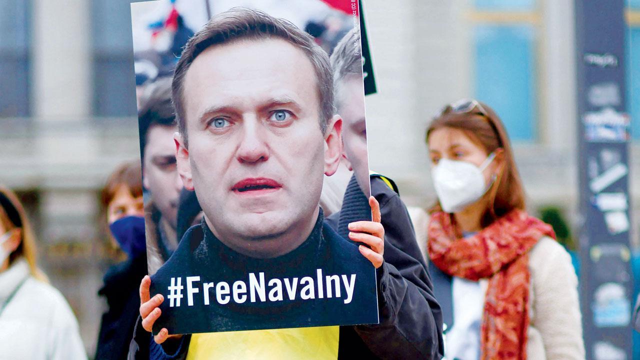 Russian authorities suspend operation of Navalny’s offices