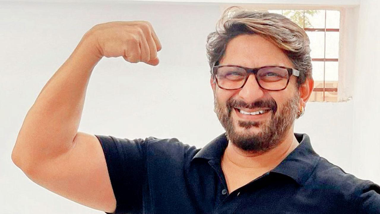 'Vaccine lagao, immunity badhao,' says Arshad Warsi after getting COVID-19 jab