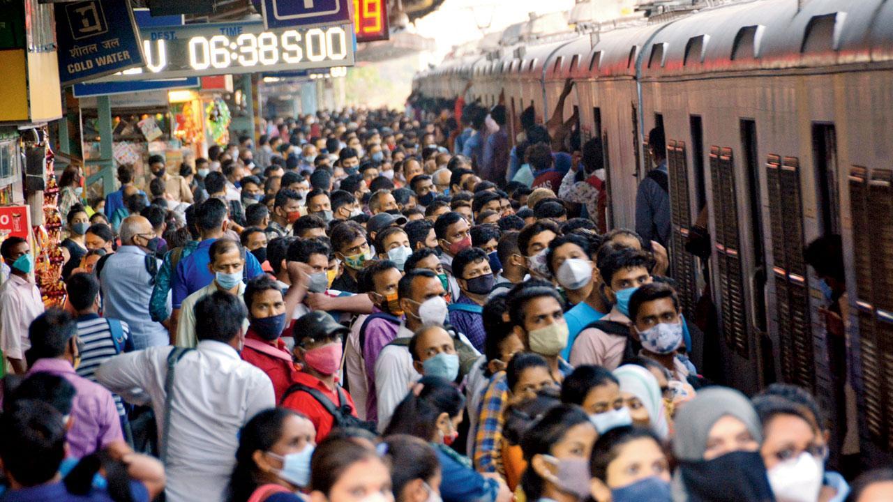 Suggestion of no standees on Mumbai locals impractical, say commuter bodies