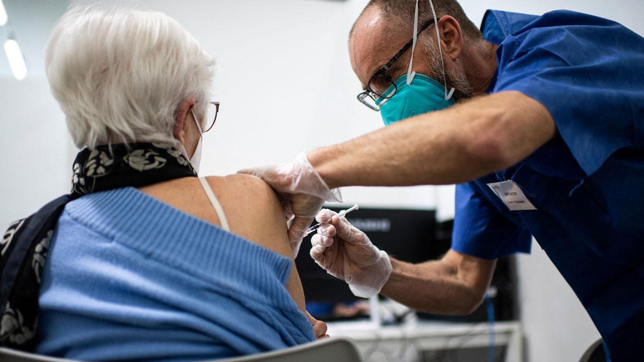 As COVID-19 spread gets worse, leading doctors say go for a quick restrictive lockdown