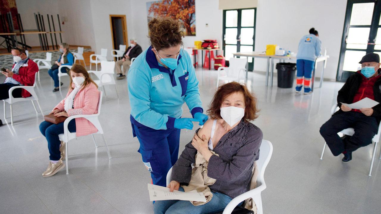 US to resume Johnson & Johnson vaccinations despite rare clot risk