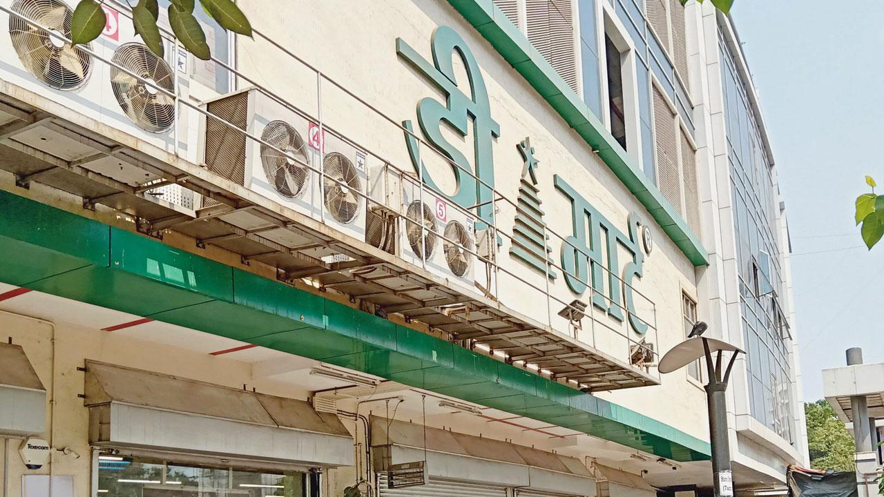 Mumbai: In Andheri and Vile Parle, locals stay away from panic buying