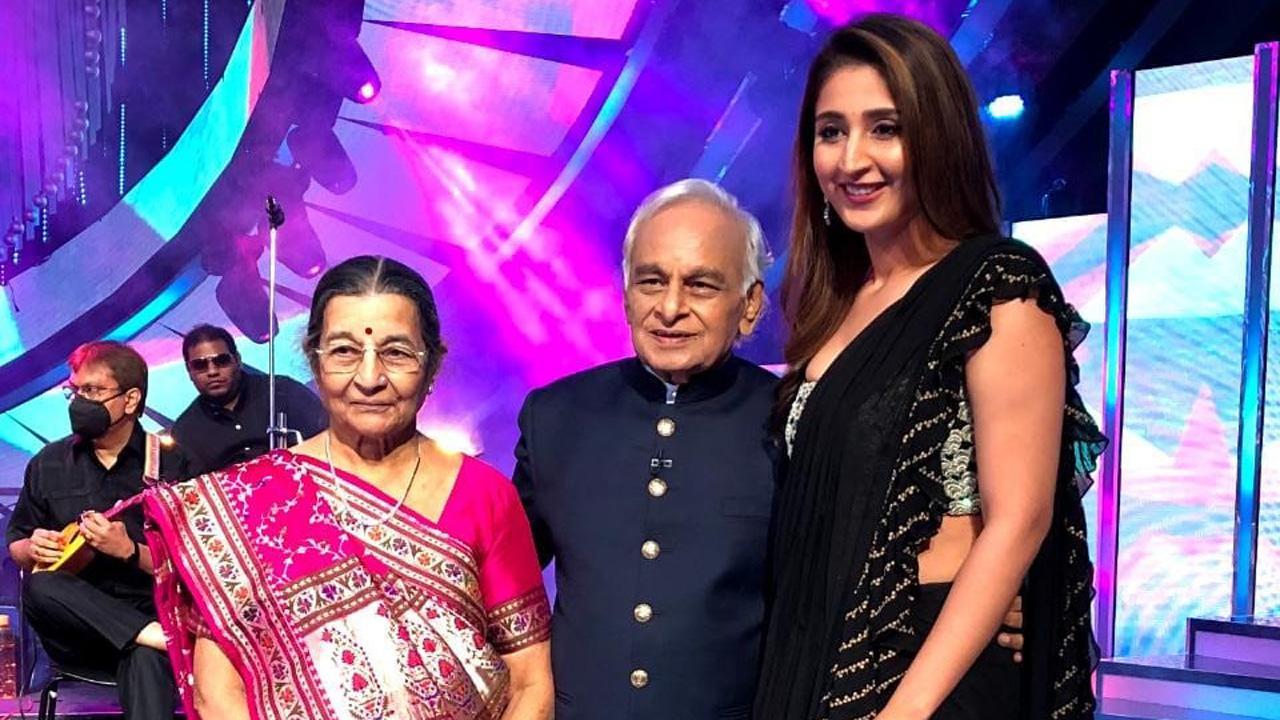Dhvani Bhanushali meets her idol the veteran composer Anandji on the sets of Indian Idol 12