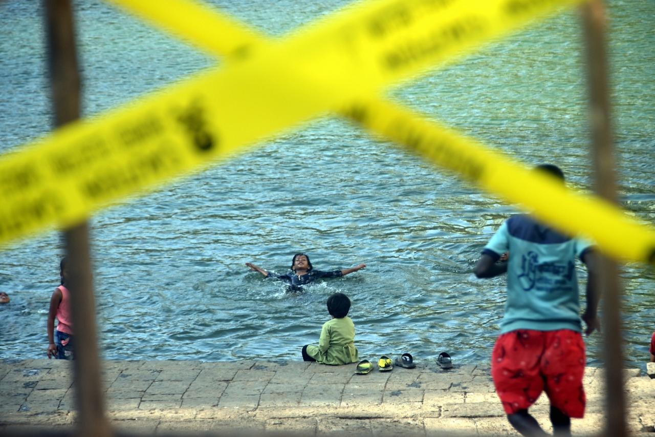 Amid the strict restriction in Mumbai, young children were seen taking a dip at Banganga Tank at Walkeshwar in South Mumbai. Photo: Bipin Kokate