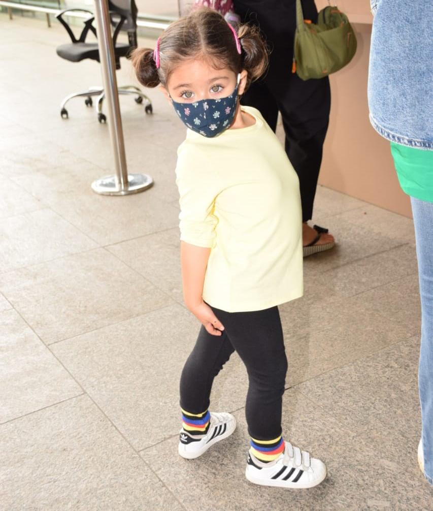 Inaaya Naumi Kemmu posed cutely for the paparazzi, before heading to the entry gate. The little one is growing cuter by the day and we can't get enough of her!