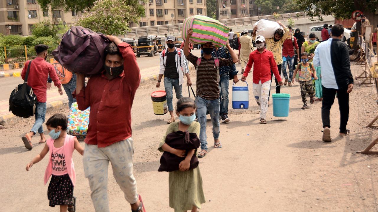 With most states opting for the lockdown-like restrictions to battle the ongoing second wave of COVID-19, migrant workers in Mumbai were seen heading to railway stations in order to go back to their villages. Photo: Sameer Abedi