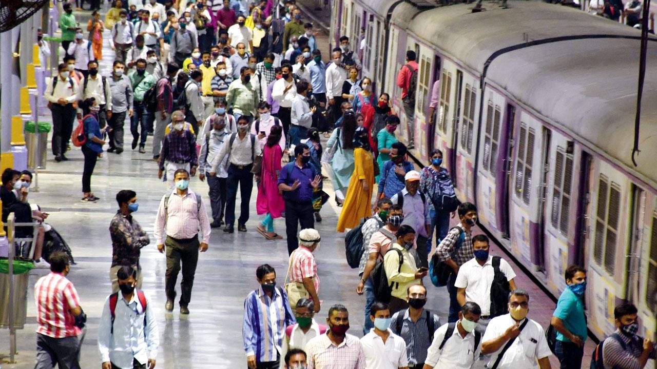 Crowd videos at stations fake: Central Railway